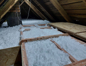 Zateplení stropu rodinného domu pomocí foukané izolace